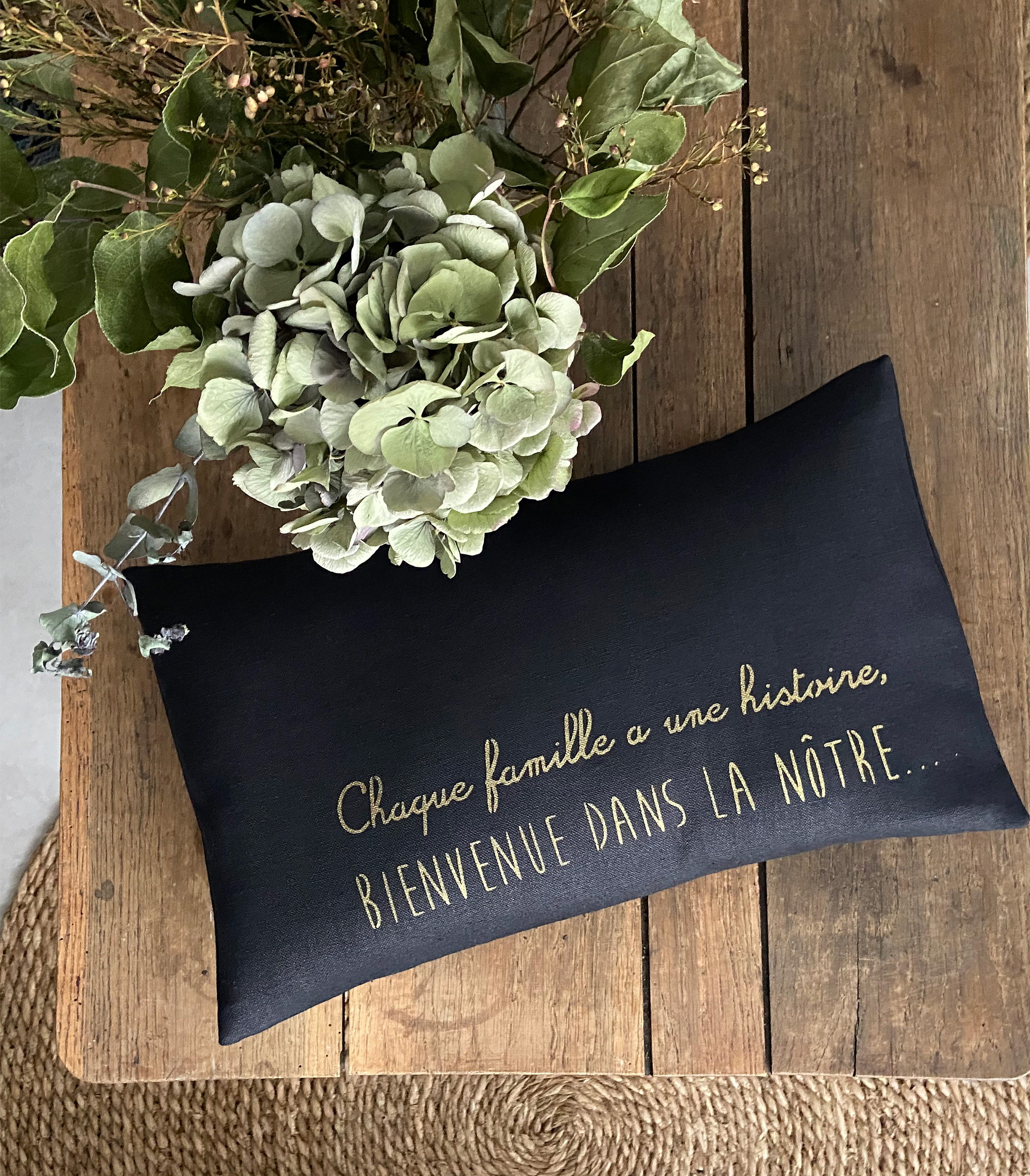 adf-chaquefamilleaunehistoire-site Coussin "Chaque famille a une histoire, bienvenue dans la nôtre…" – Image 1