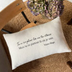 Coussin « Tu n’es plus là où tu étais, mais tu es partout là où je suis » – Citation Victor Hugo