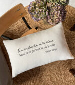 Coussin « Tu n’es plus là où tu étais, mais tu es partout là où je suis » – Citation Victor Hugo